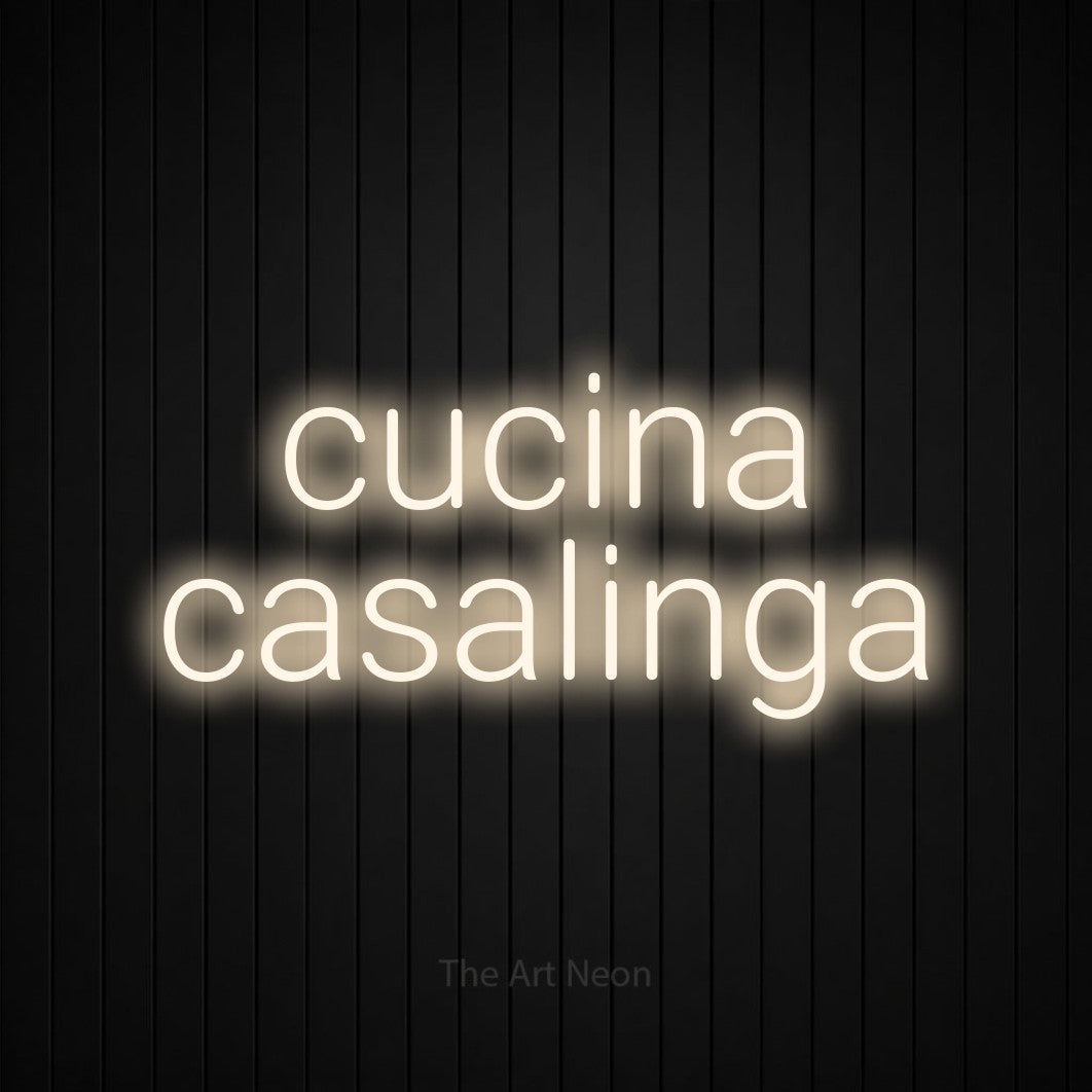 LED neon sign reading “cucina casalinga”, arranged in 2 lines.