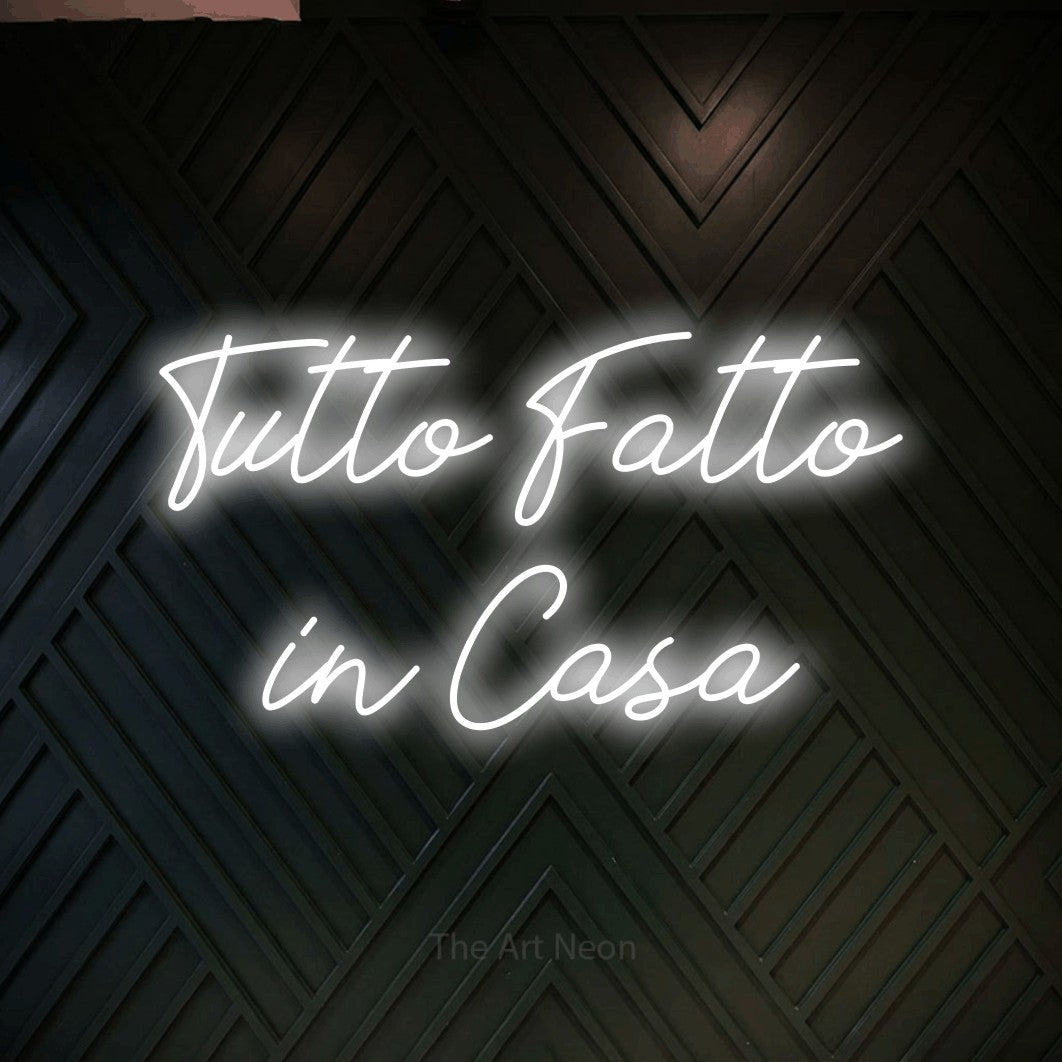 LED neon sign reading “Tutto Fatto in Casa”, arranged in 2 lines.