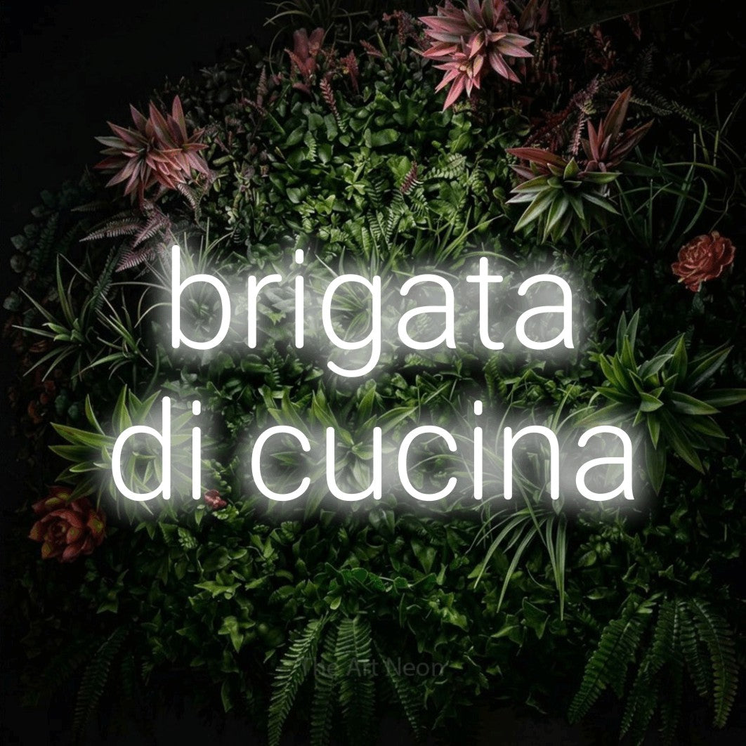 LED neon sign reading “brigata di cucina”, arranged in 2 lines.