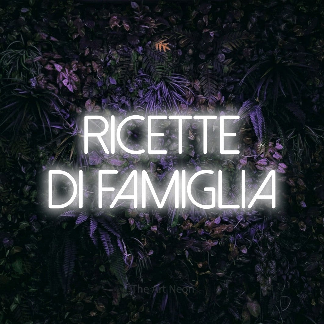 LED neon sign reading “RICETTE DI FAMIGLIA”, arranged in 2 lines.