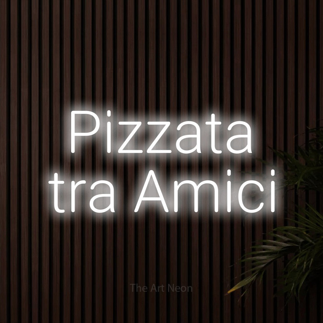 LED neon sign reading “Pizzata tra Amici”, arranged in 2 lines.