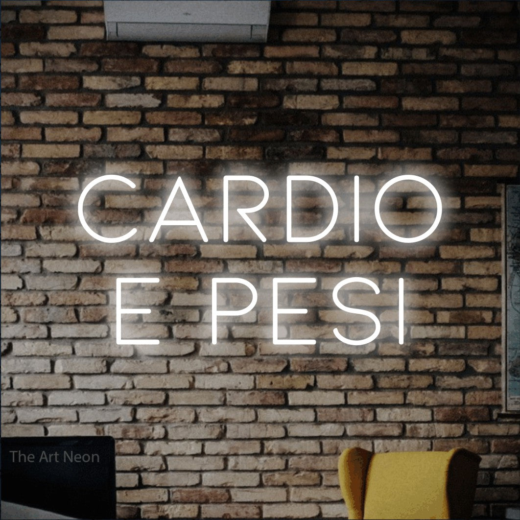 LED neon sign reading “CARDIO e pesi”, arranged in 2 lines.