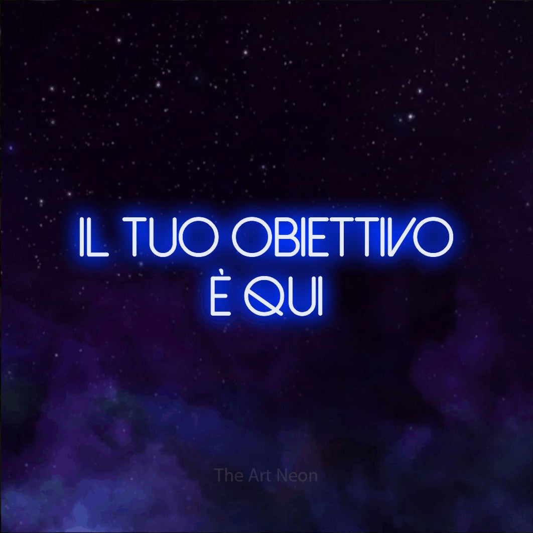 LED neon sign reading “Il Tuo Obiettivo È Qui”, arranged in 2 lines.
