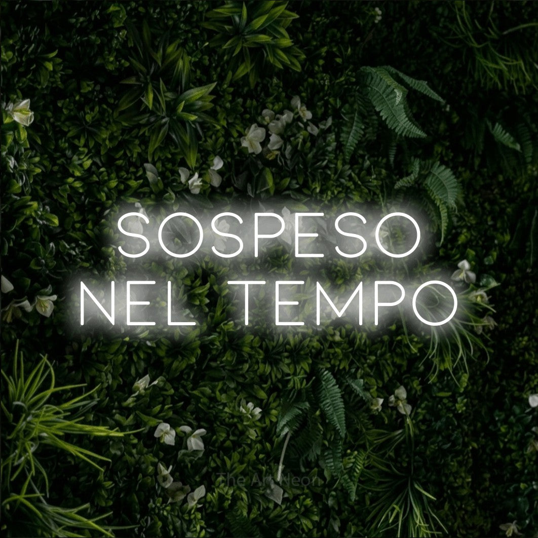 LED neon sign reading “SOSPESO NEL TEMPO”, arranged in 2 lines.