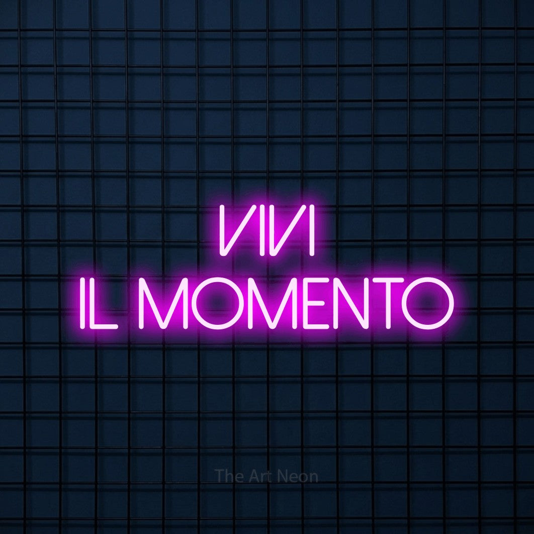 LED neon sign reading “vivi il momento”, arranged in 2 lines.