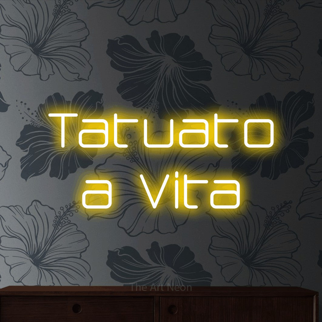 LED neon sign reading “Tatuato a Vita”, arranged in 2 lines.