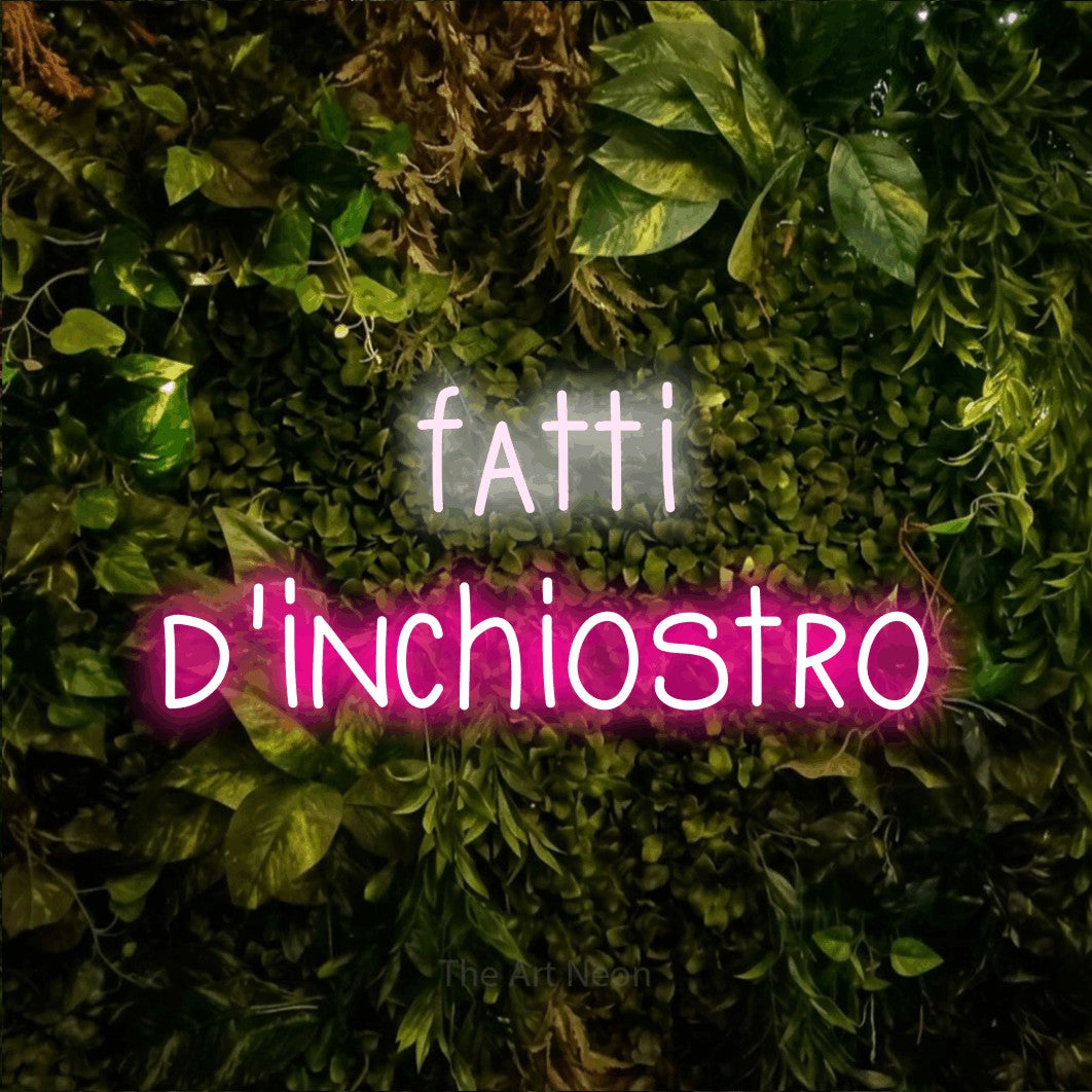 LED neon sign reading “fatti d'inchiostro”, arranged in 2 lines.