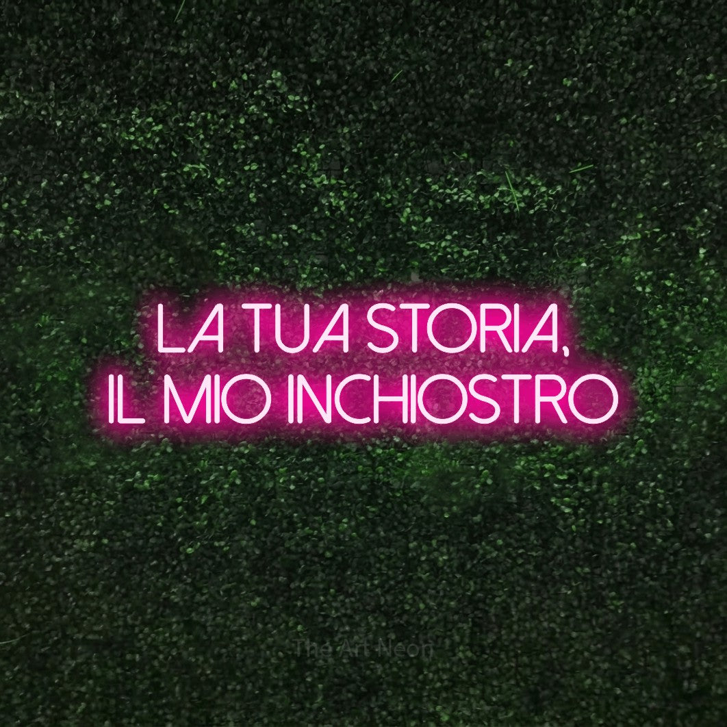 LED neon sign reading “La Tua Storia, il Mio Inchiostro”, arranged in 2 lines.