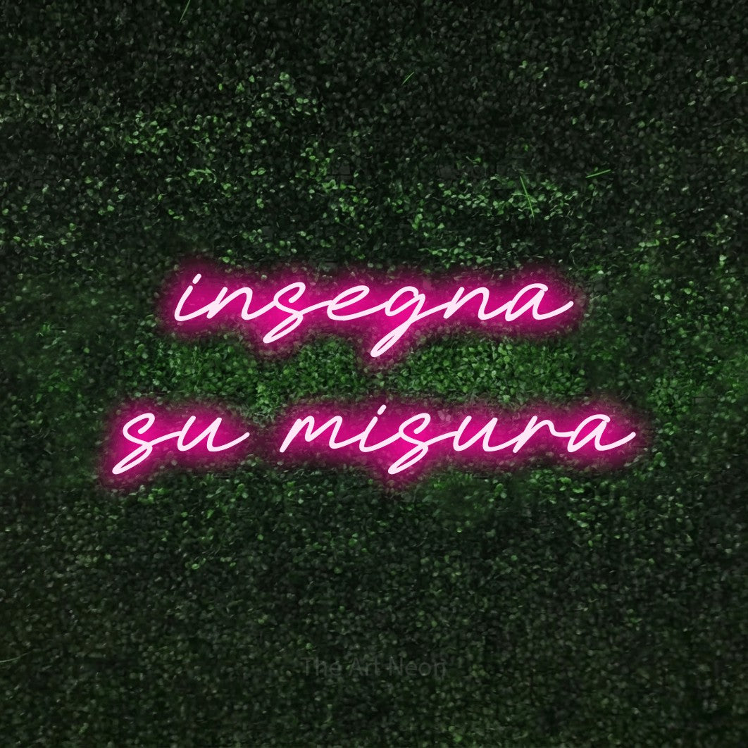 LED neon sign reading “insegna su misura”, arranged in 2 lines.