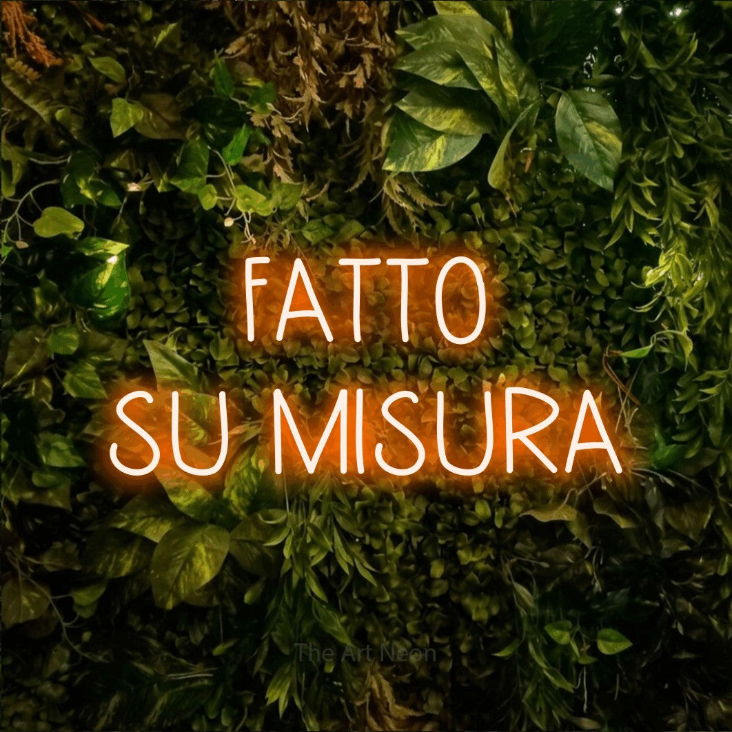 LED neon sign reading “FATTO SU MISURA”, arranged in 2 lines.