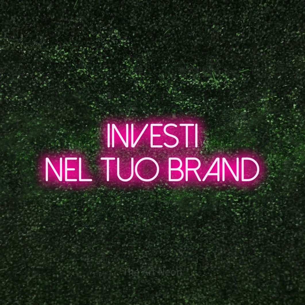 LED neon sign reading “Investi nel Tuo Brand”, arranged in 2 lines.