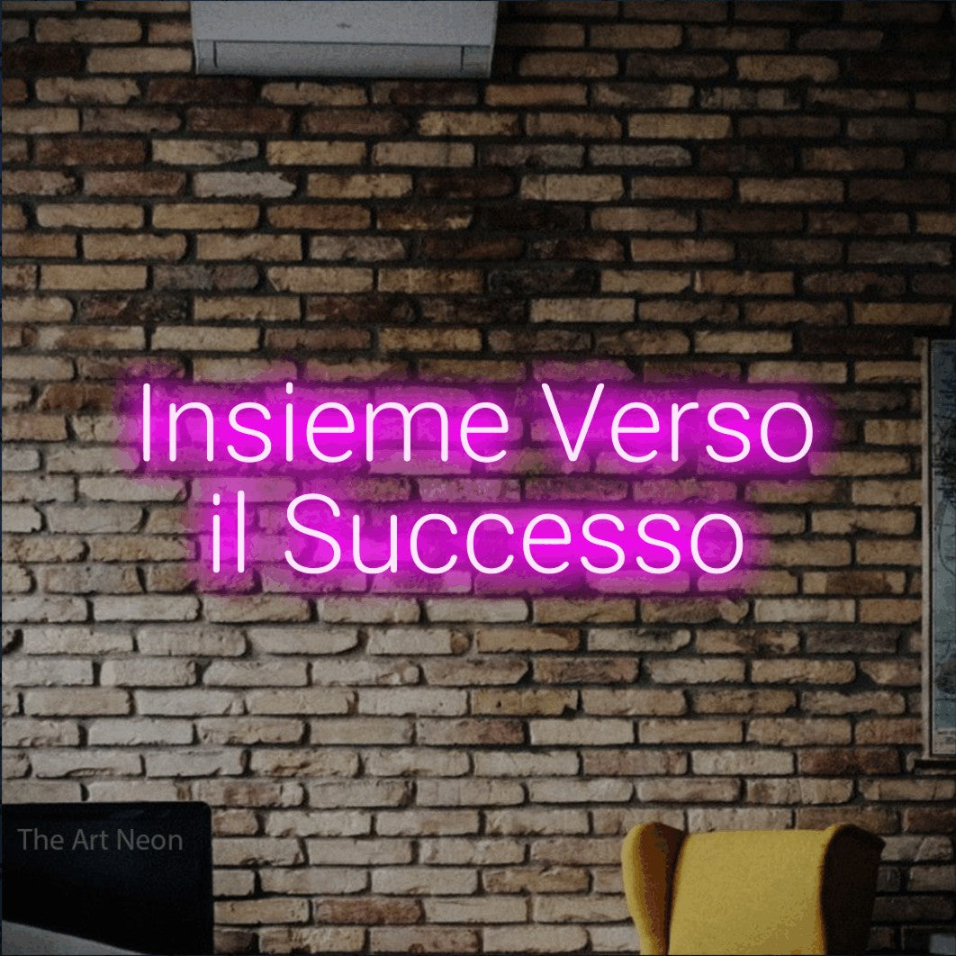 LED neon sign reading “Insieme Verso il Successo”, arranged in 2 lines.