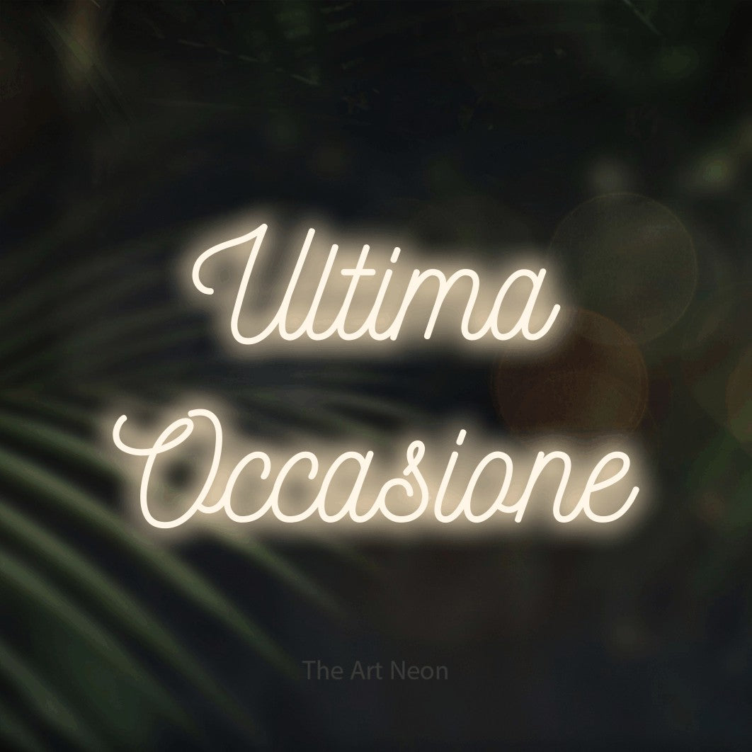 LED neon sign reading “Ultima Occasione”, arranged in 2 lines.