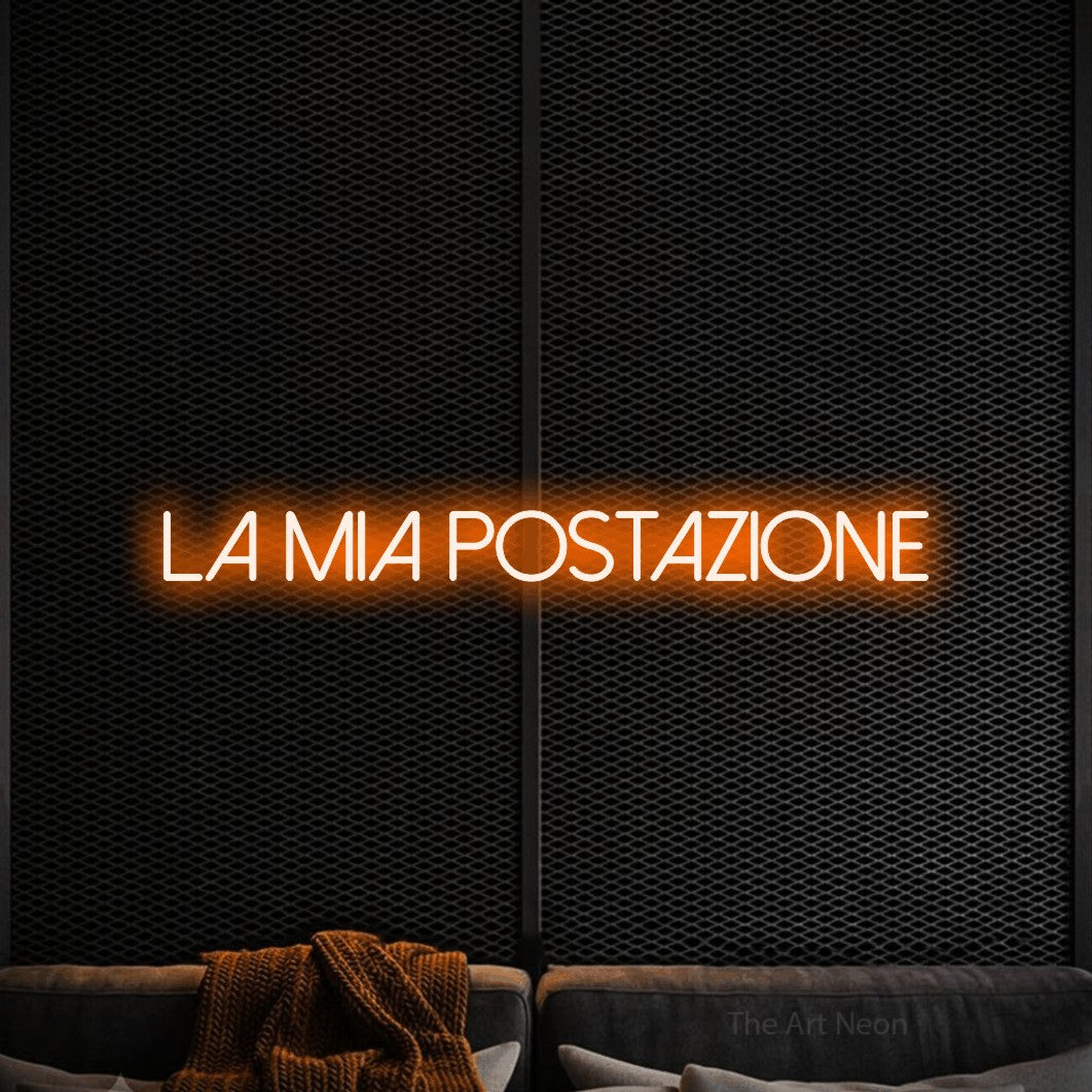 LED neon sign reading “la mia postazione”, arranged in a single line.