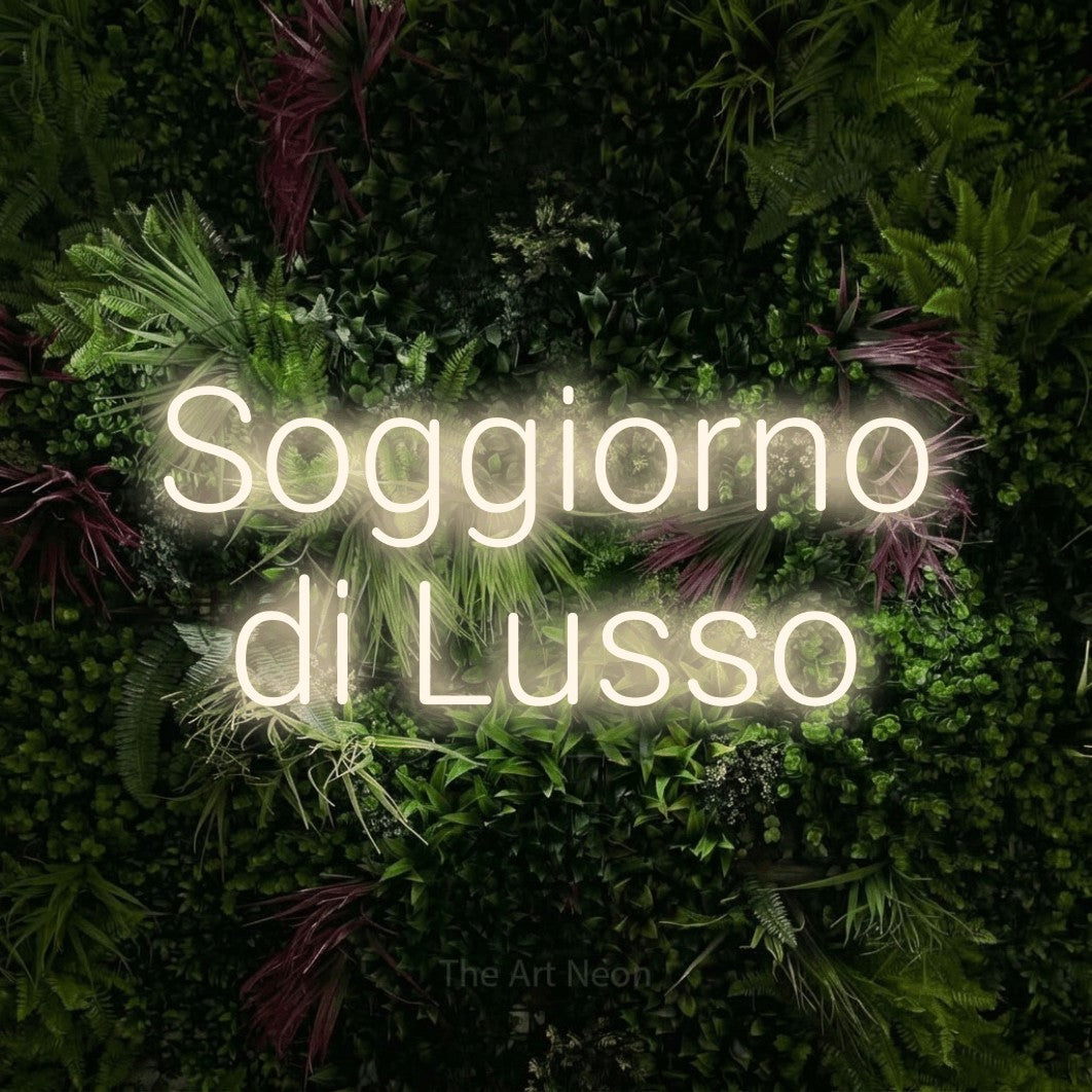 LED neon sign reading “Soggiorno di Lusso”, arranged in 2 lines.