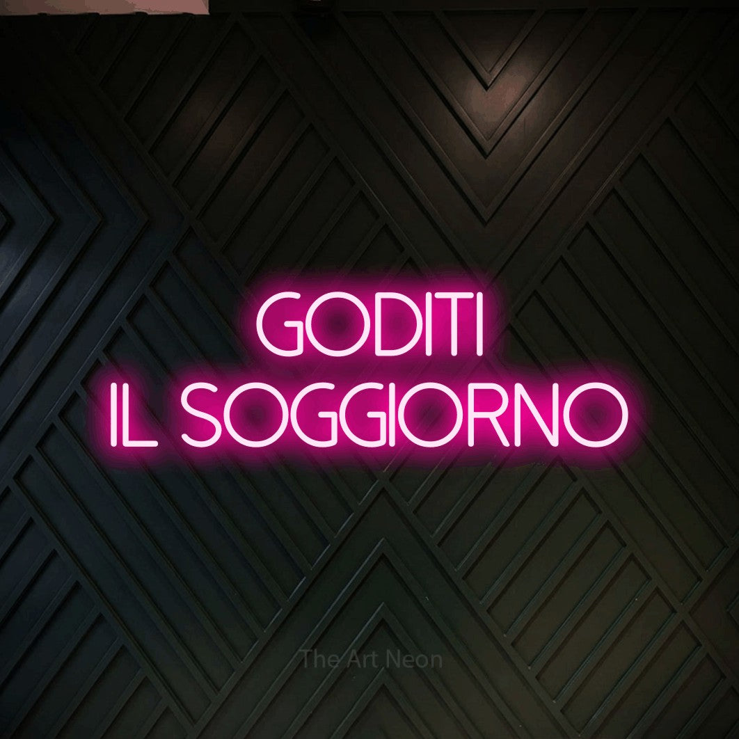 LED neon sign reading “goditi il SOGGIORNO”, arranged in 2 lines.