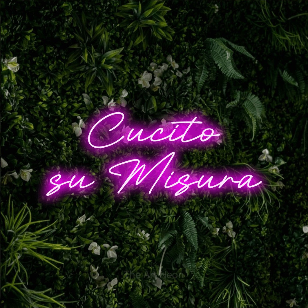 LED neon sign reading “Cucito su Misura”, arranged in 2 lines.