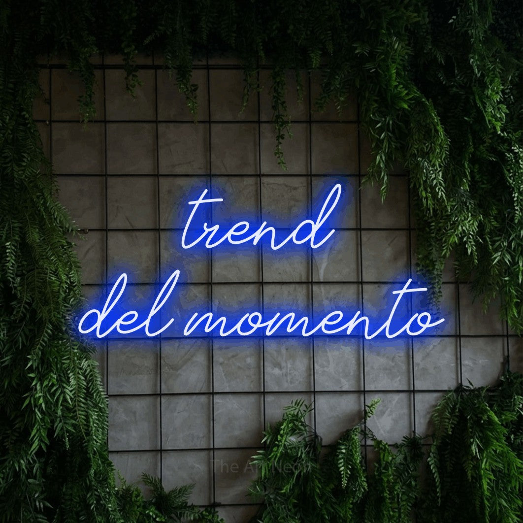 LED neon sign reading “trend del momento”, arranged in 2 lines.