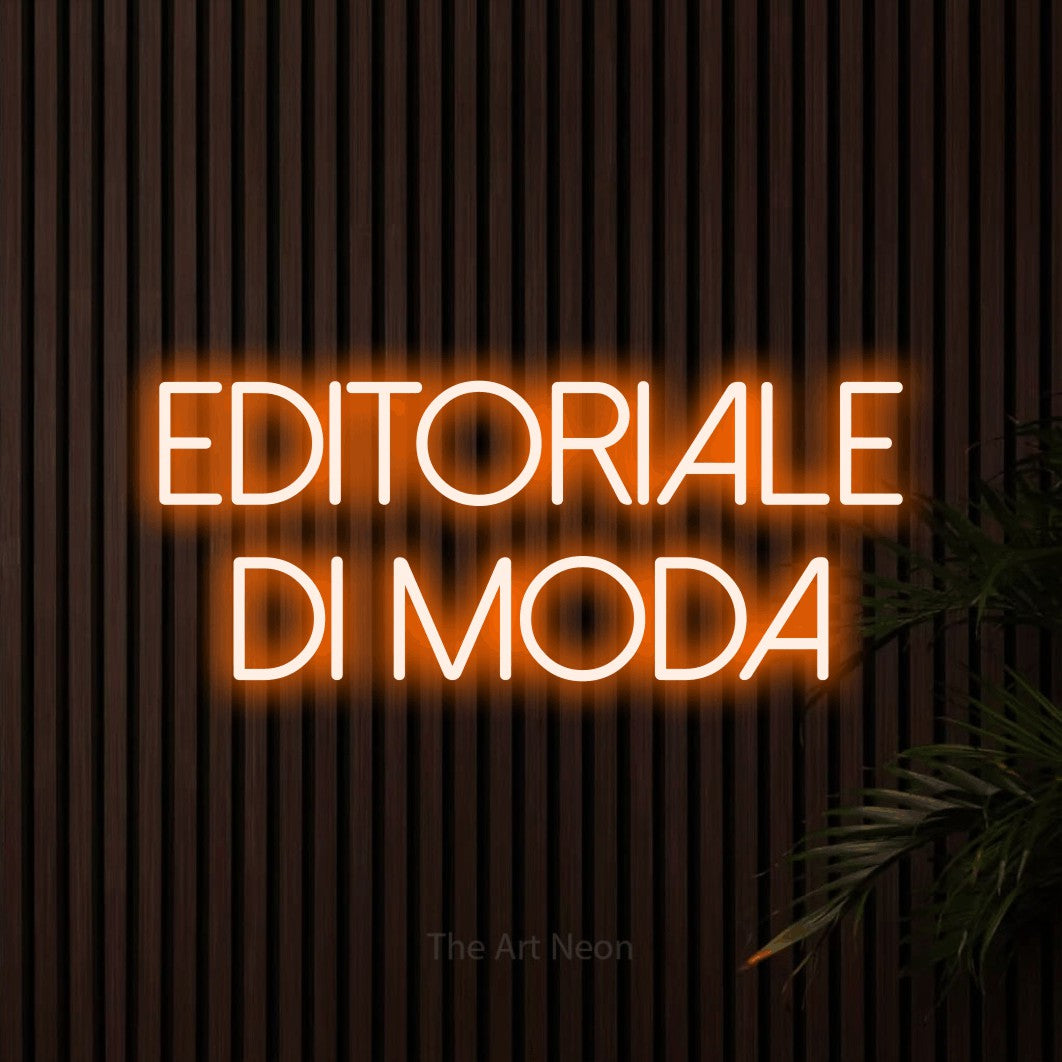 LED neon sign reading “editoriale di moda”, arranged in 2 lines.