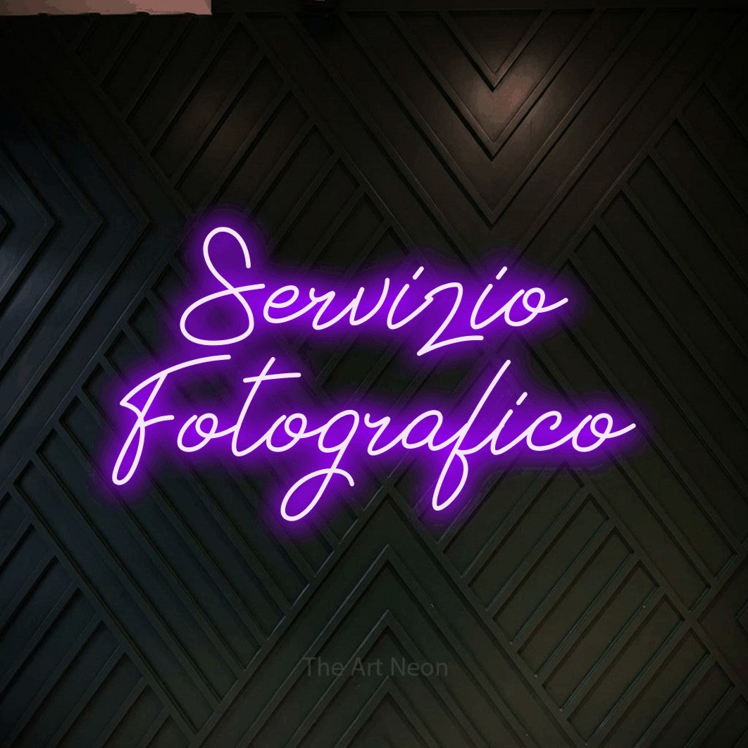 LED neon sign reading “Servizio Fotografico”, arranged in 2 lines.