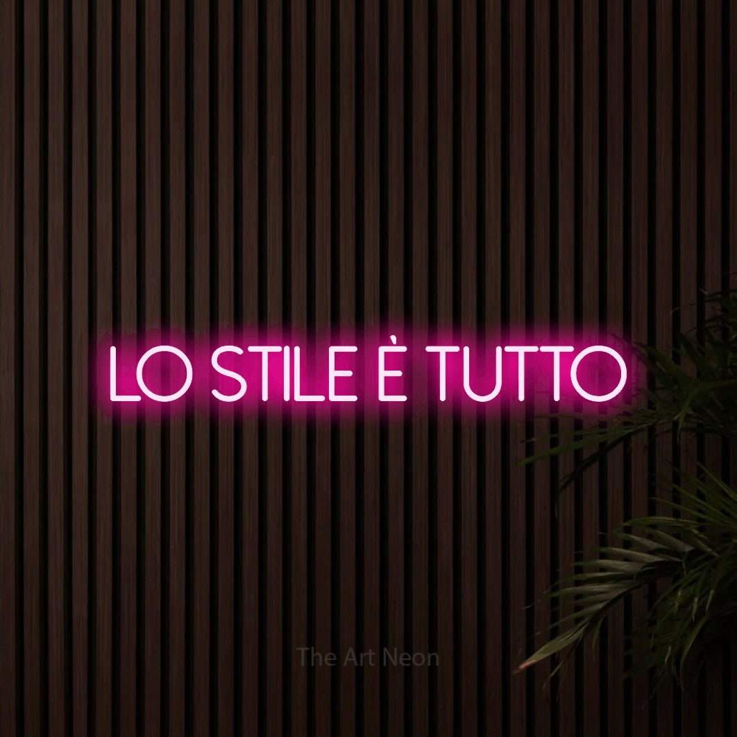 LED neon sign reading “Lo Stile è Tutto”, arranged in a single line.