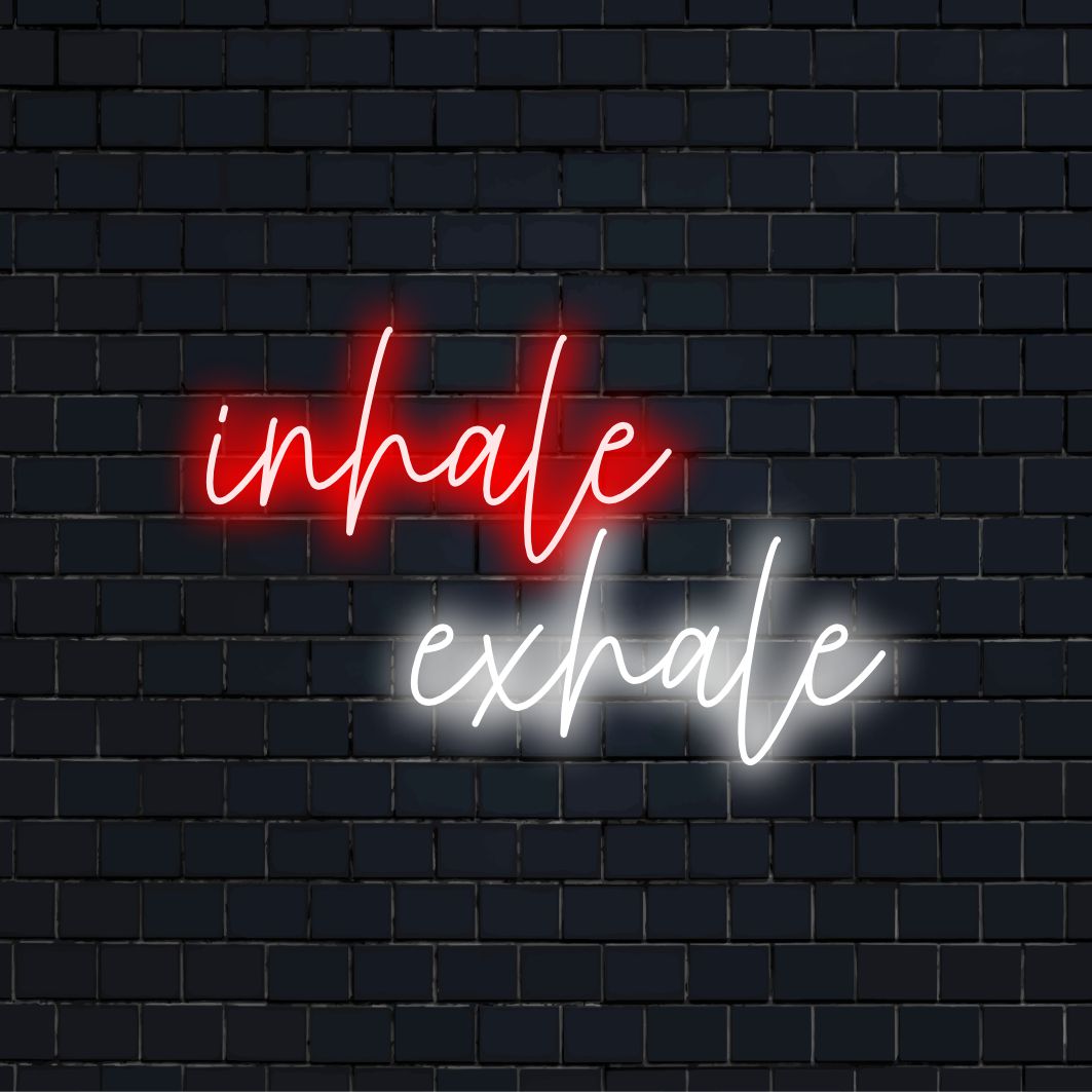 „Inhale Exhale Neon Sign” - Creați o atmosferă liniștitoare cu această lumină de neon, amintindu-vă să vă concentrați asupra respirației și să îmbrățișați relaxarea.
