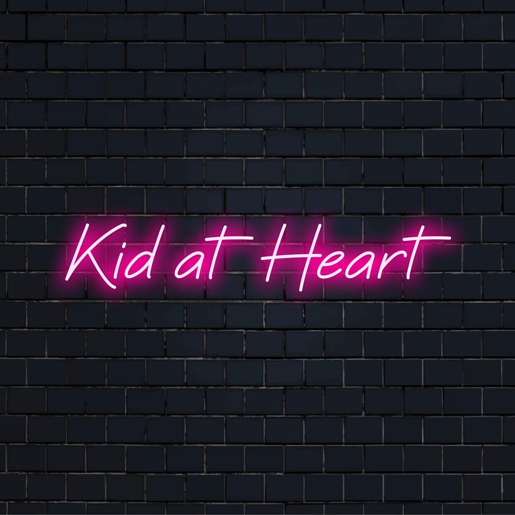 Enseigne au néon LED dynamique Kid At Heart, associant la nostalgie ludique à l'art lumineux ; parfaite pour une décoration murale unique.
