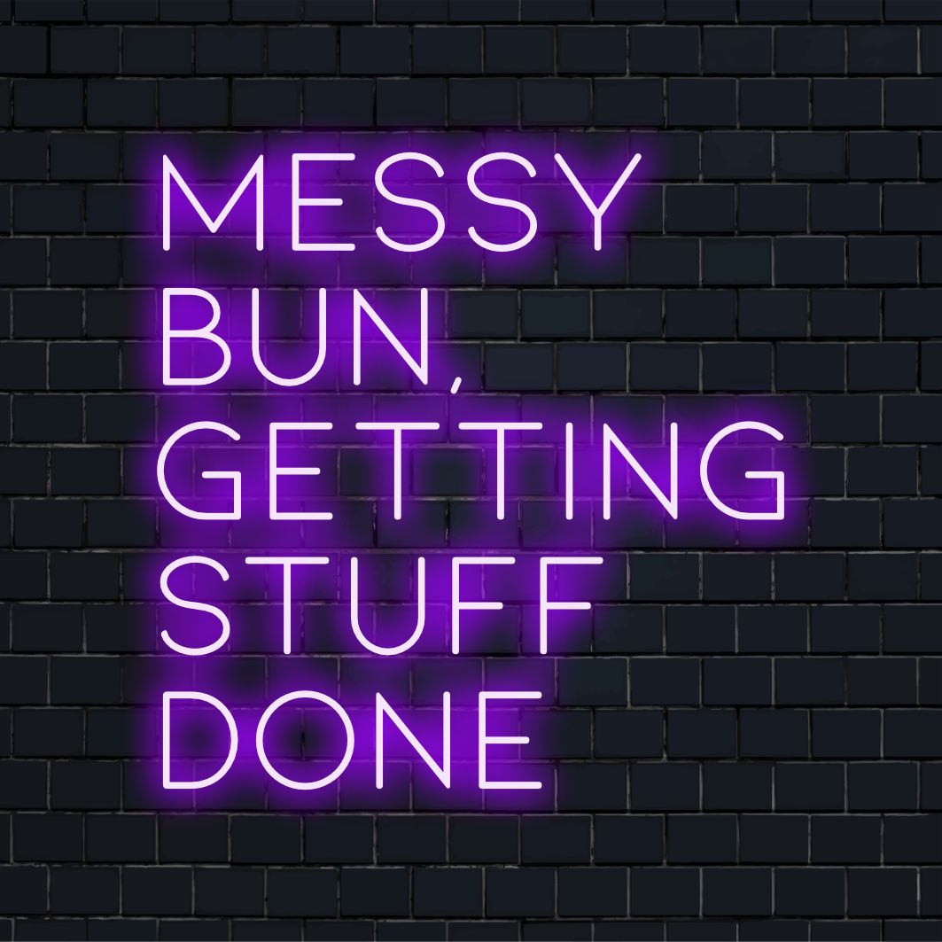 LED neonskilt med teksten 'Messy Bun, Getting Stuff Done'; perfekt neon citat kunstindretning til personlig motivation.