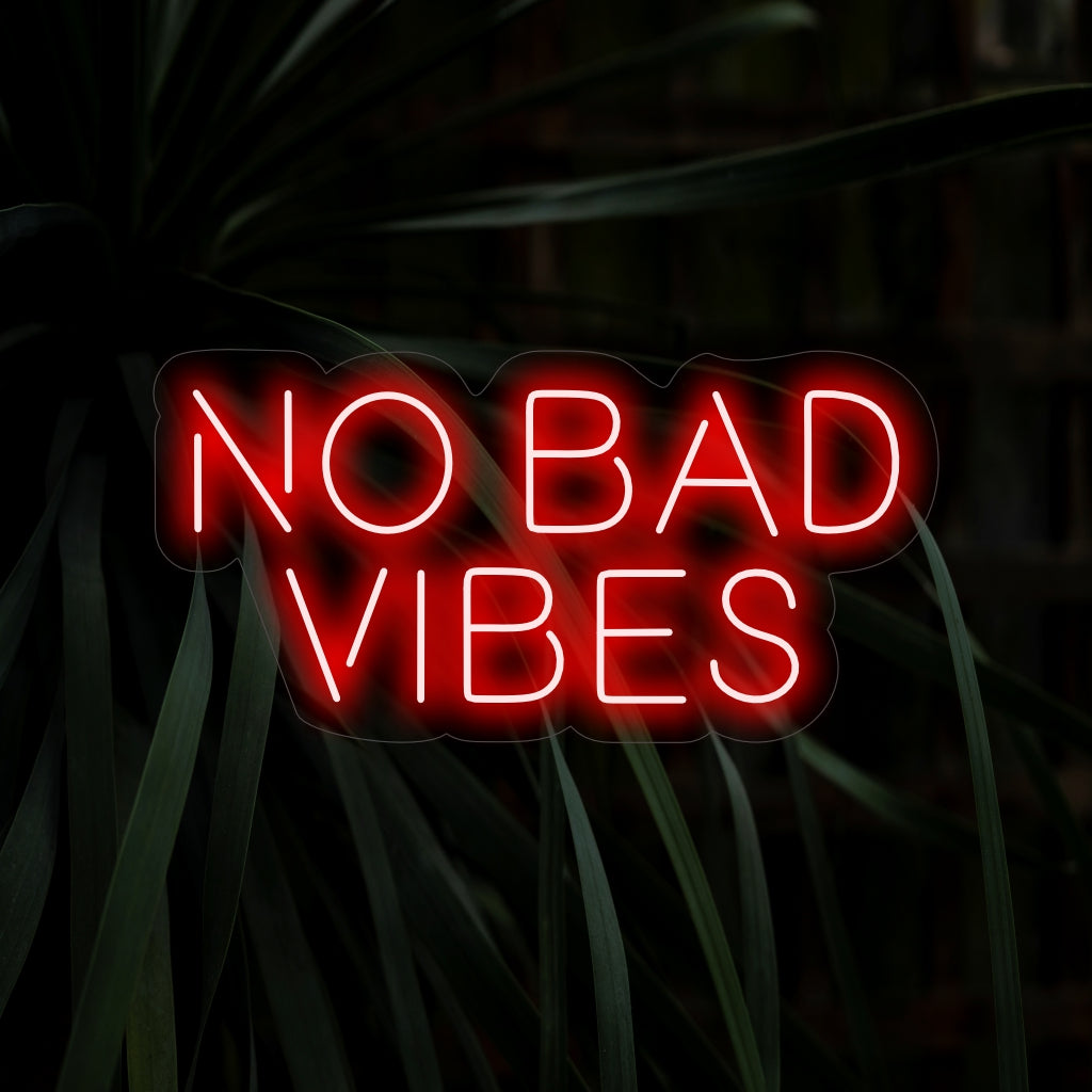 „No Bad Vibes Neon Sign” este un plus la modă și înălțător, perfect pentru spațiile care promovează pozitivitatea și energia bună. Iluminați doar cu vibrații bune!