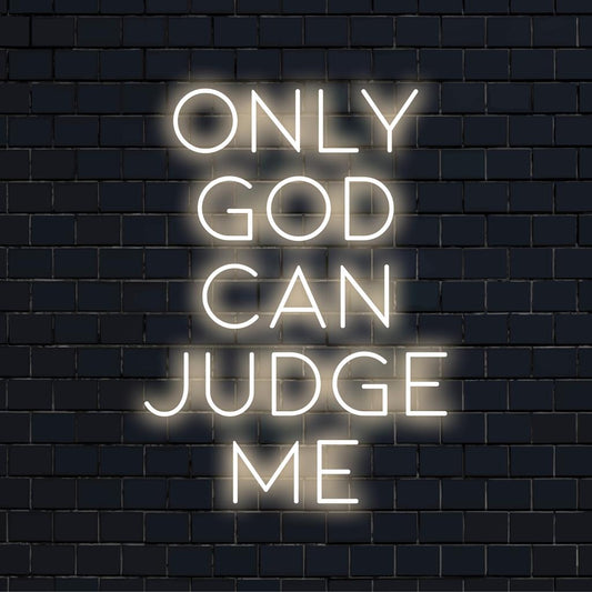 Na zakázku vyrobený LED neonový nápis s nápisem „Jen Bůh mě může soudit“ se zářivými neony a osobním uměleckým designem.