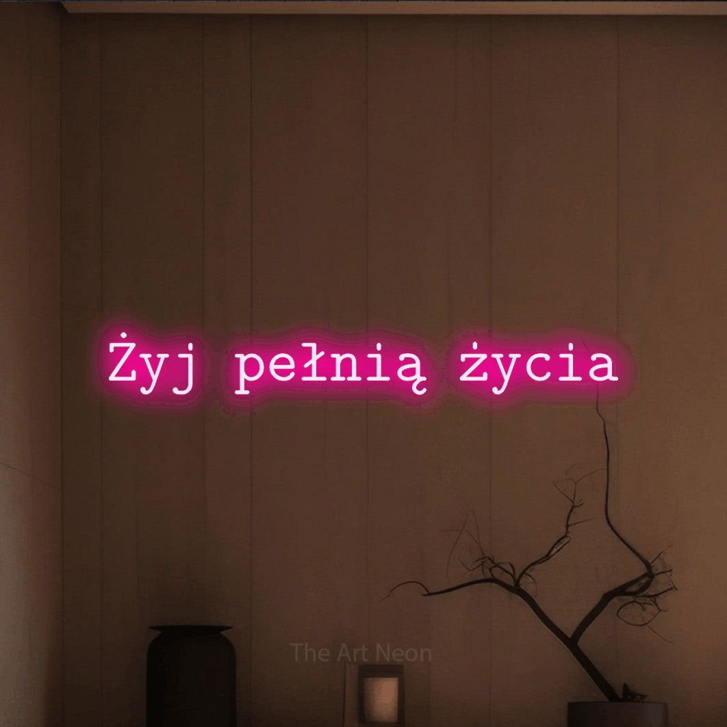 LED neon sign reading “Żyj pełnią życia”, arranged in a single line.