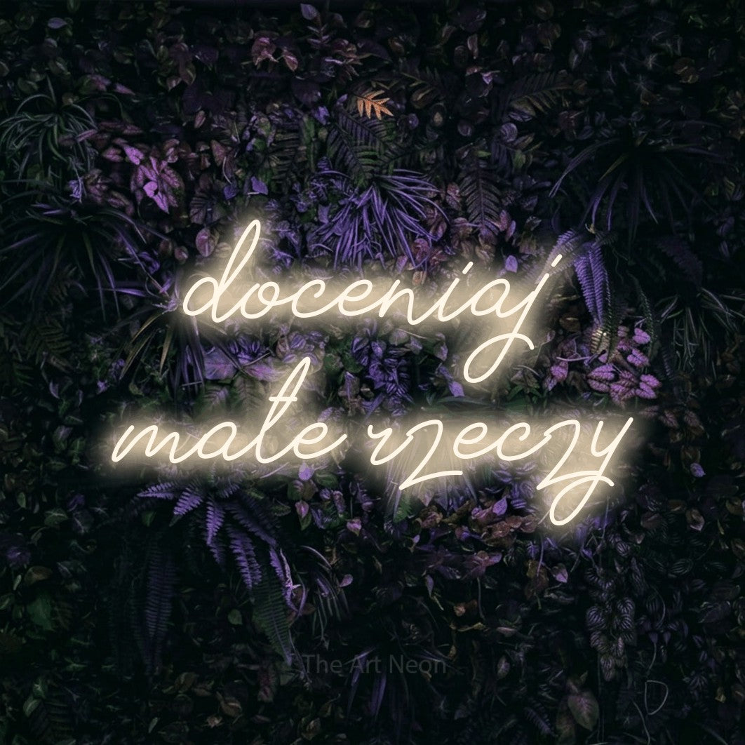 LED neon sign reading “doceniaj małe rzeczy”, arranged in two lines.