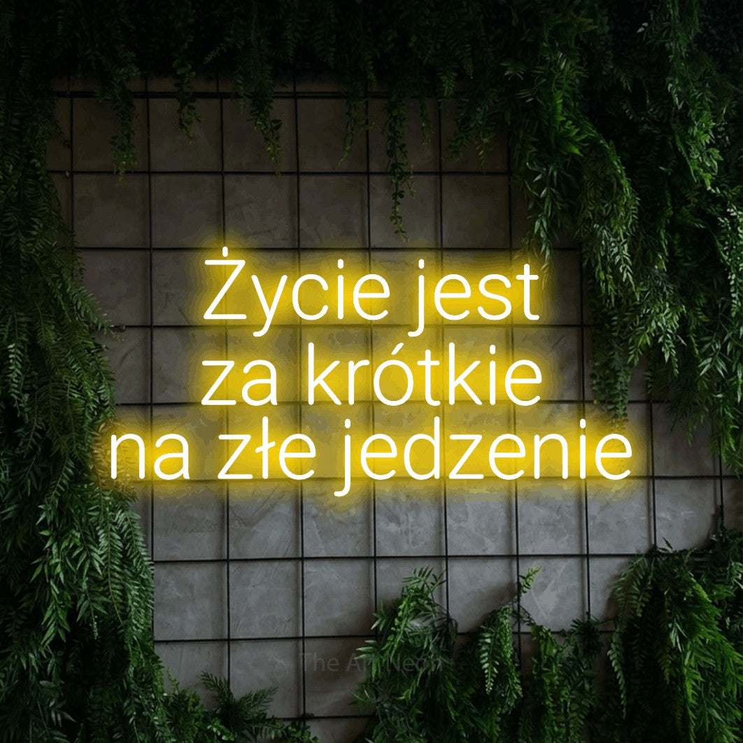 LED neon sign reading “Życie jest za krótkie na złe jedzenie”, arranged in three lines.