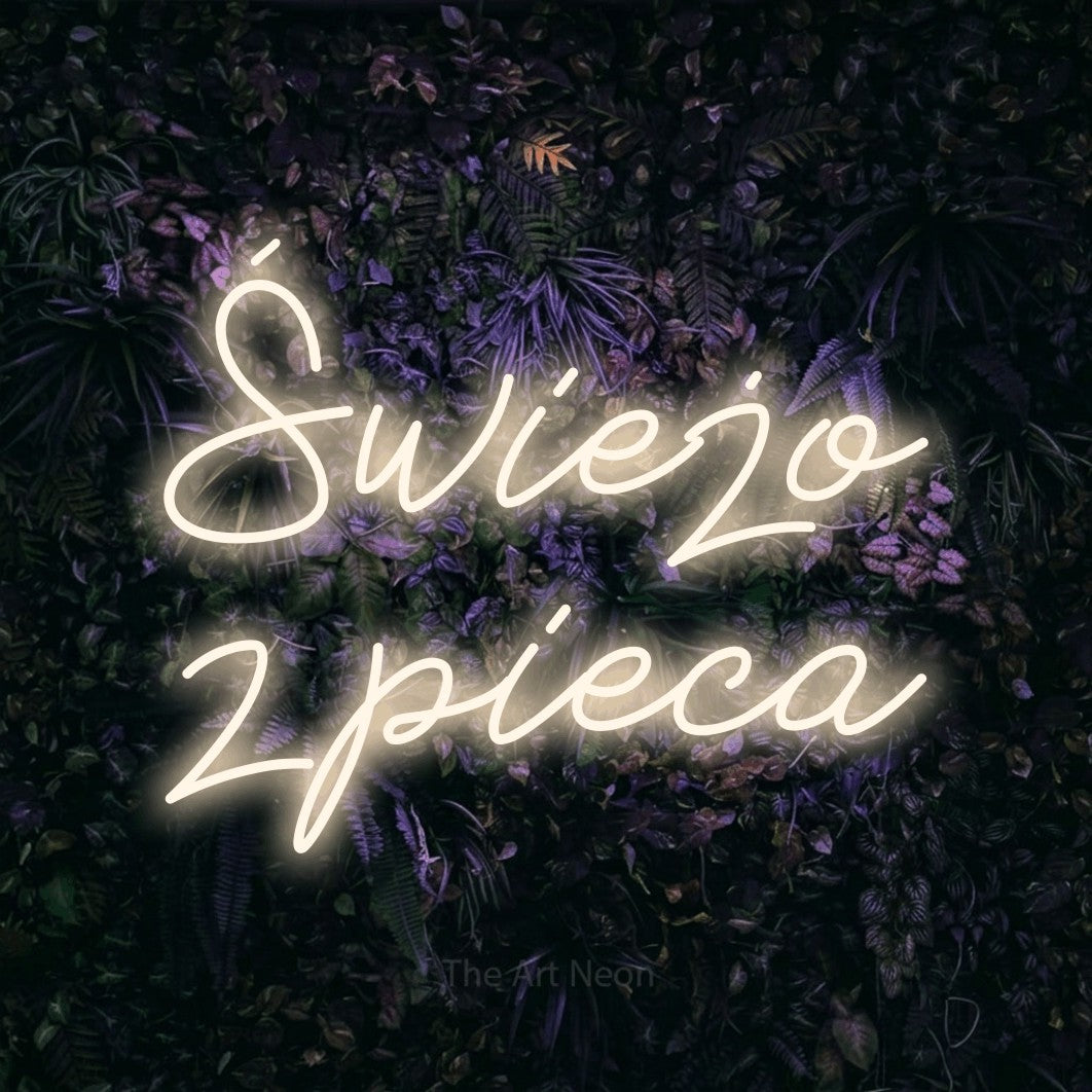 LED neon sign reading “Świeżo z pieca”, arranged in two lines.