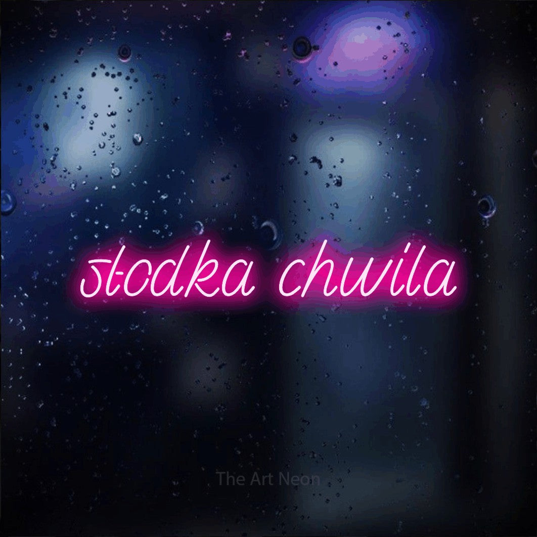 LED neon sign reading “słodka chwila”, arranged in a single line.