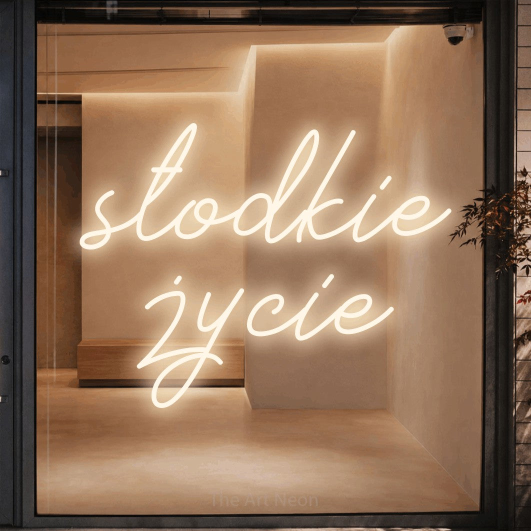 LED neon sign reading “słodkie życie”, arranged in two lines.