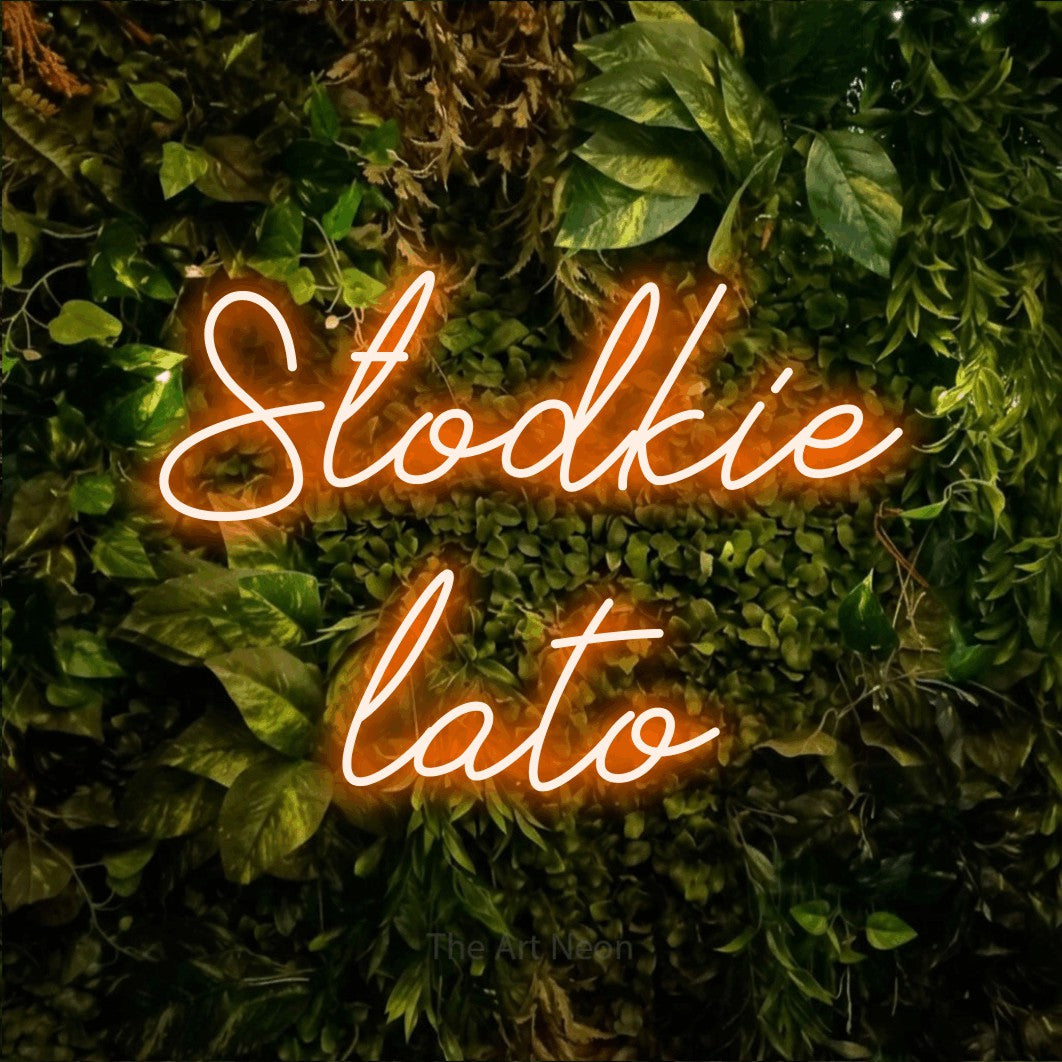 LED neon sign reading “Słodkie lato”, arranged in two lines.