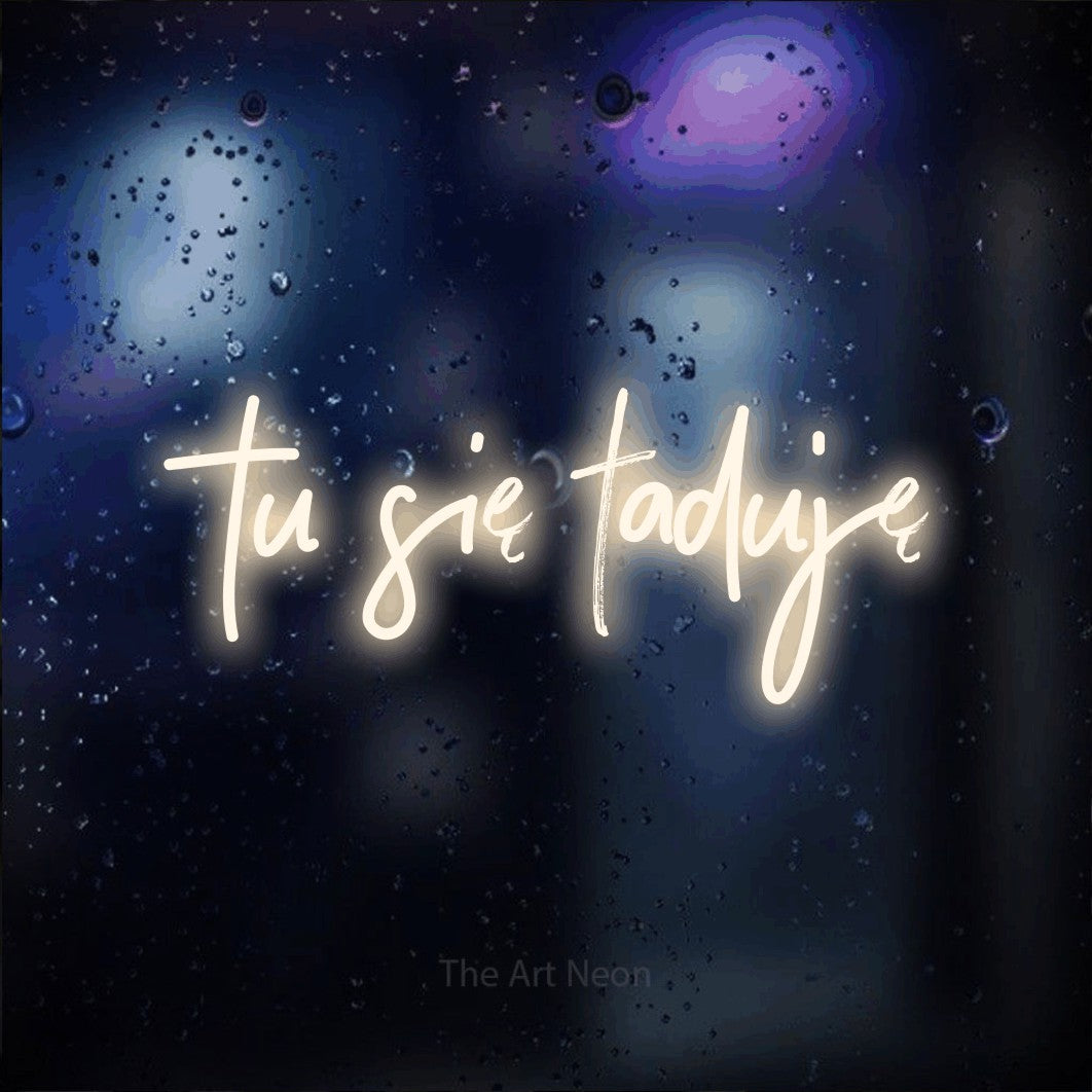 LED neon sign reading “tu się ładuję”, arranged in a single line.