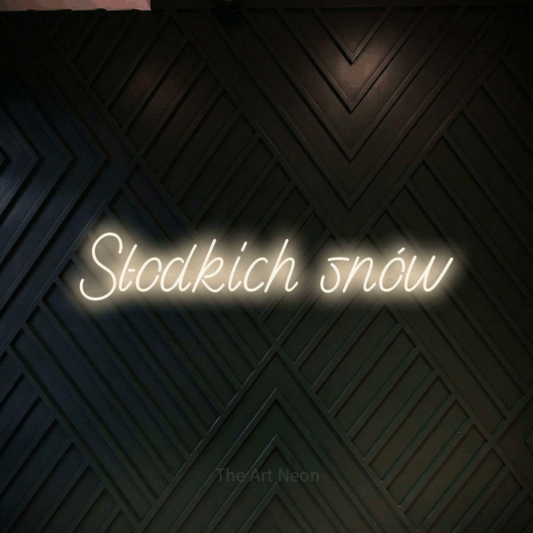 LED neon sign reading “Słodkich snów”, arranged in a single line.