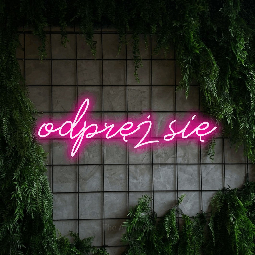 LED neon sign reading “odpręż się”, arranged in a single line.