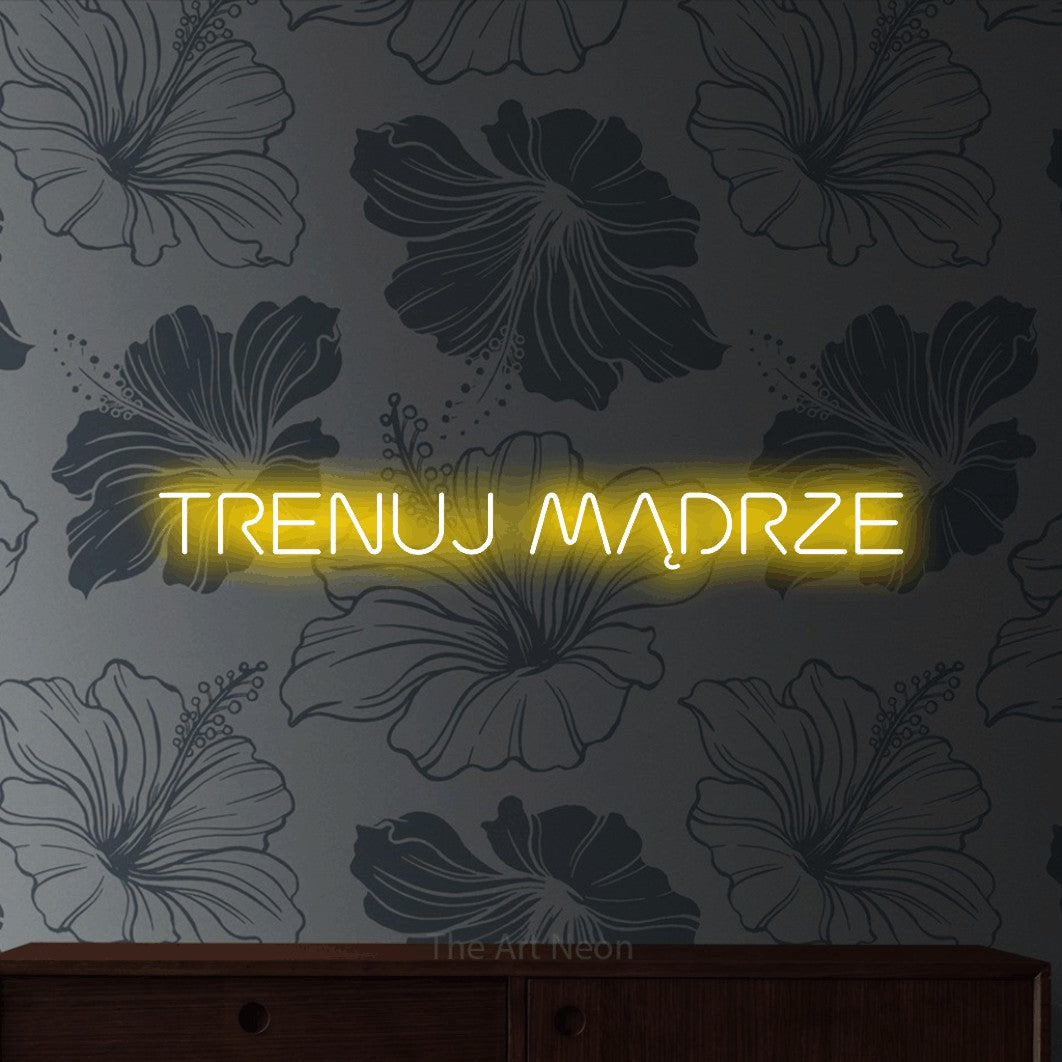 LED neon sign reading “TRENUJ MĄDRZE”, arranged in a single line.