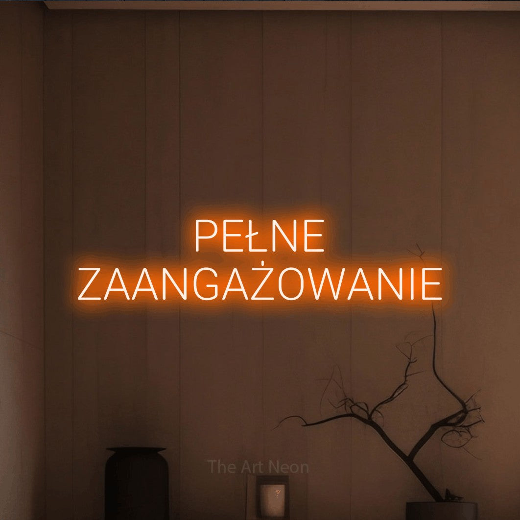 LED neon sign reading “PEŁNE ZAANGAŻOWANIE”, arranged in two lines.
