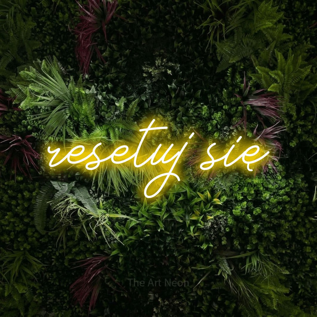 LED neon sign reading “resetuj się”, arranged in a single line.