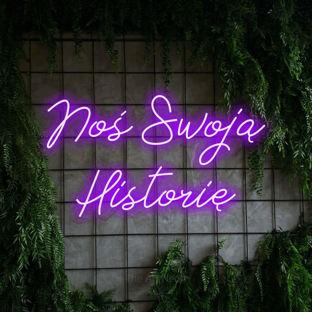 LED neon sign reading “Noś Swoją Historię”, arranged in two lines.