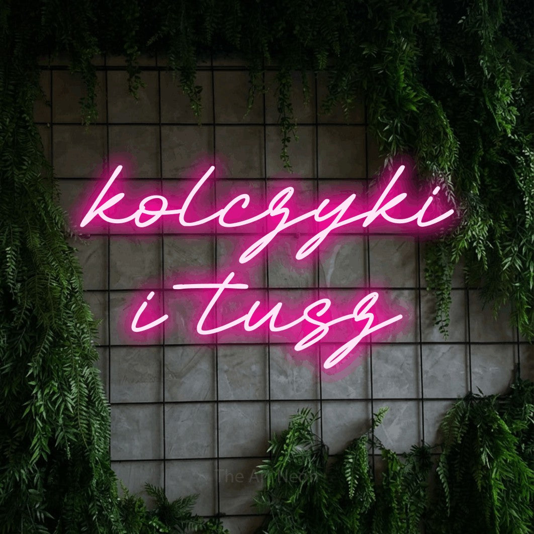 LED neon sign reading “kolczyki i tusz”, arranged in two lines.