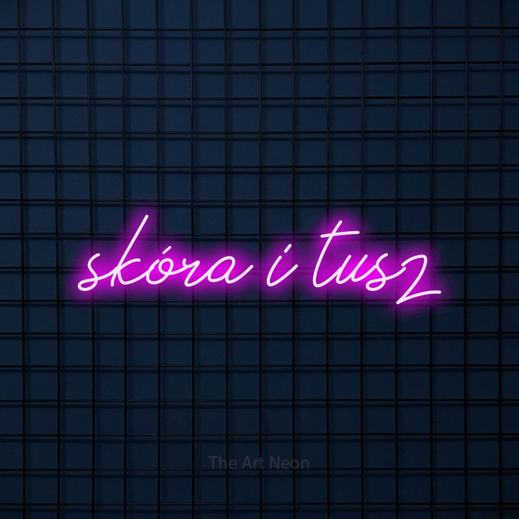 LED neon sign reading “skóra i tusz”, arranged in a single line.