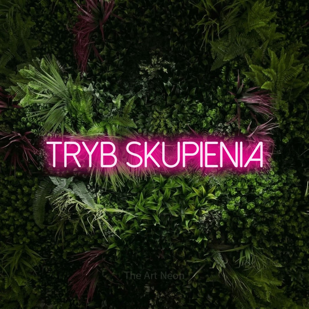 LED neon sign reading “tryb SKUPIENIA”, arranged in a single line.