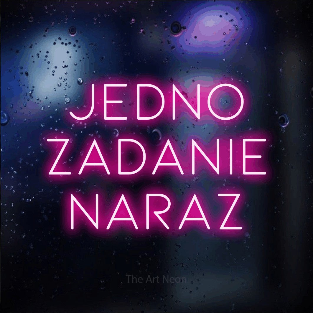 LED neon sign reading “Jedno zadanie naraz”, arranged in three lines.