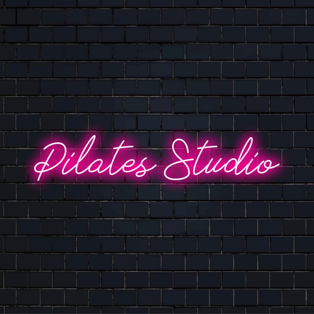LED neonový nápis na míru pro Pilates Studio, perfektní neonové osvětlení pro moderní interiéry zaměřené na fitness.