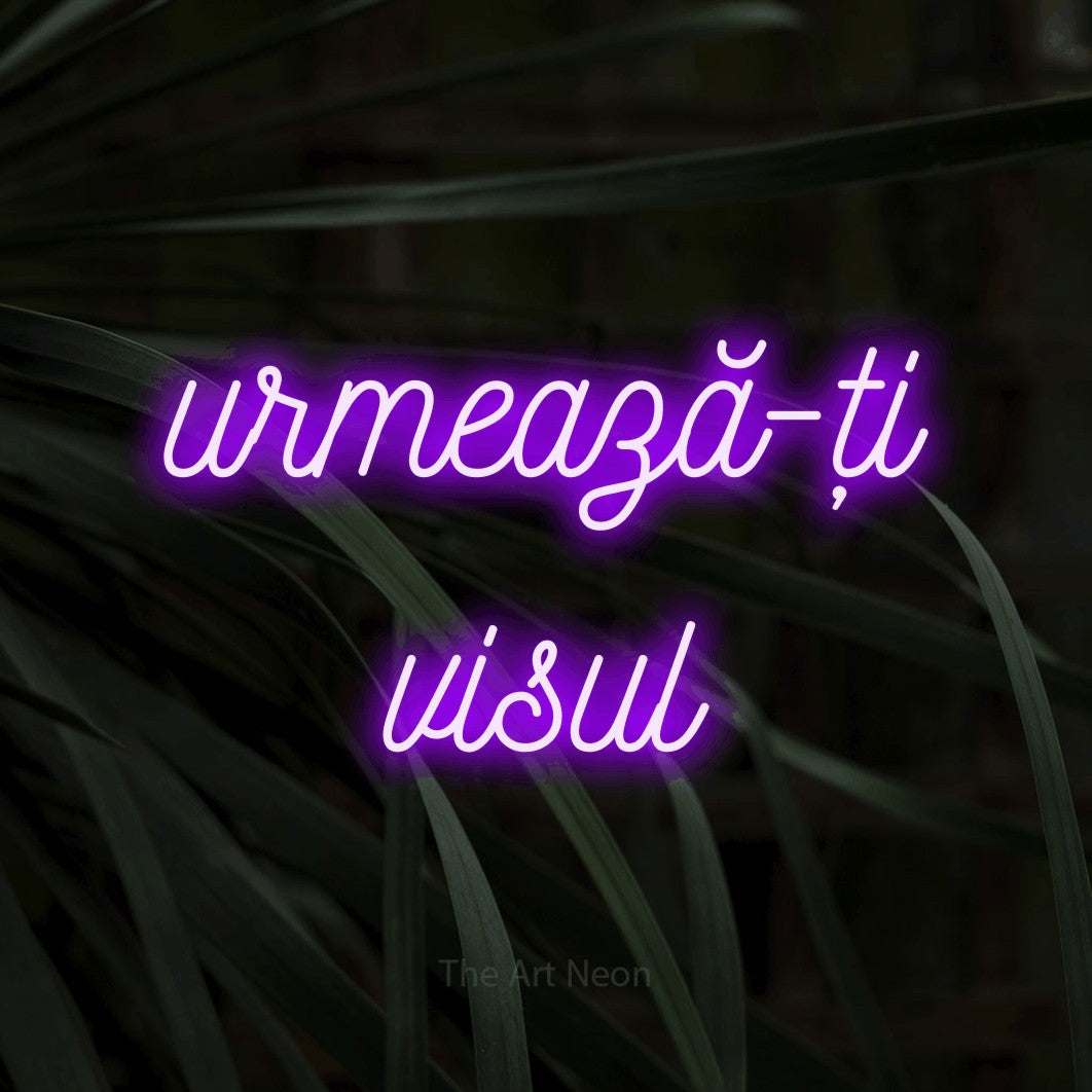 LED neon sign reading “urmează-ți visul”, arranged in two lines.